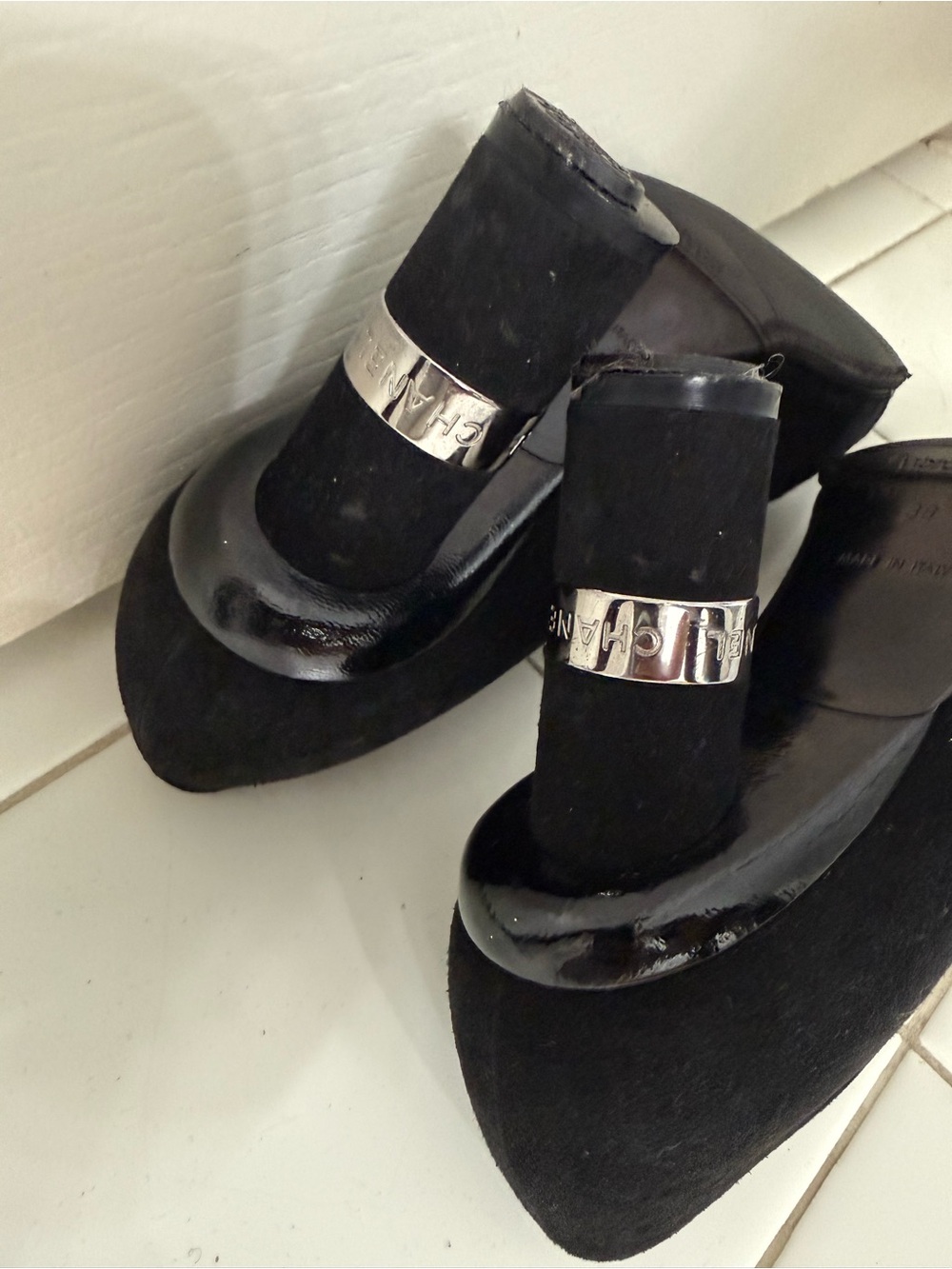 CHANEL Black Suede and Patent Leather Rounded Toe with 3 inch Heel. - Picture 4 of 5